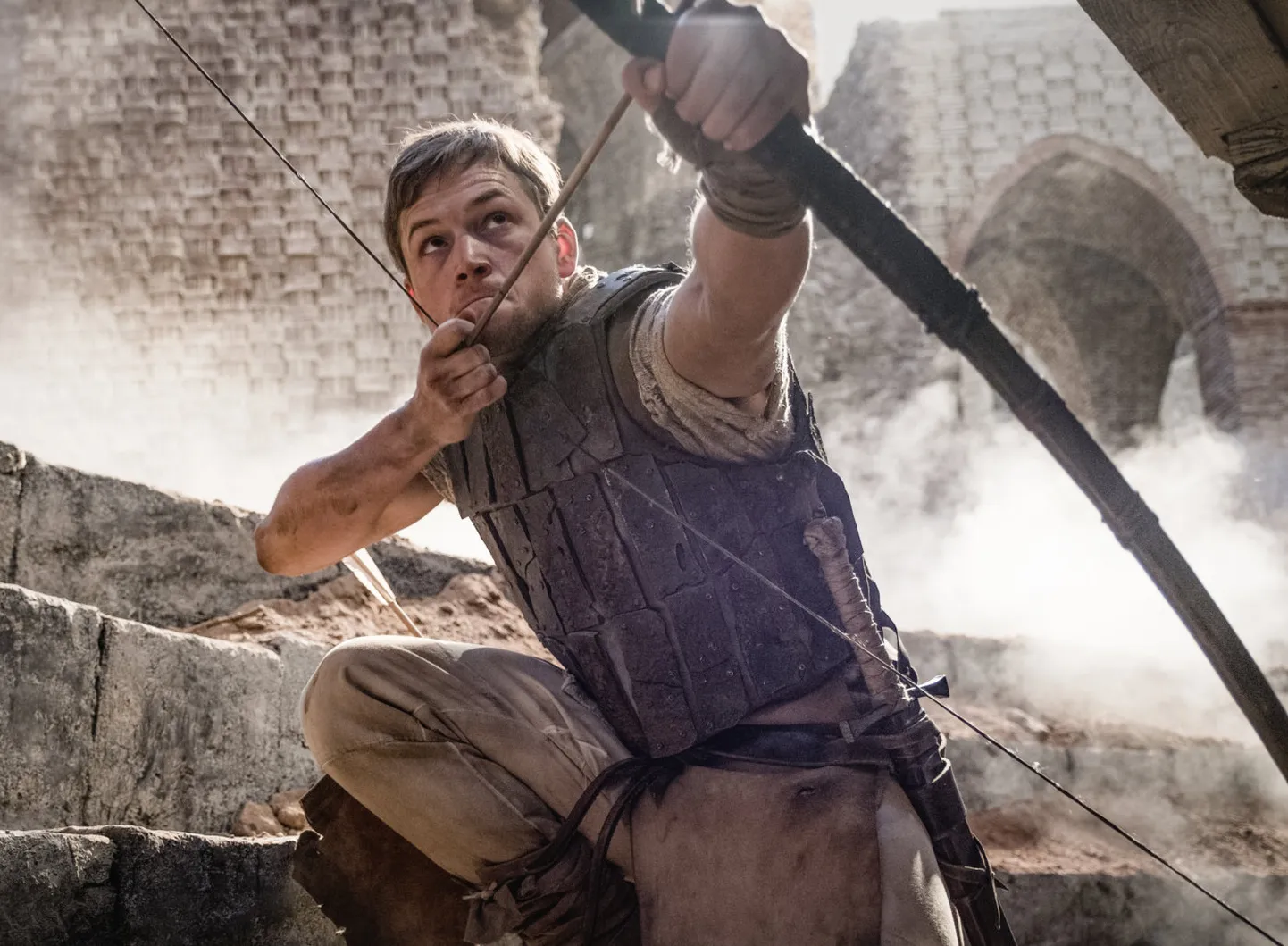 Taron Egerton filmis «Robin Hood» (Robin Hood, 2018)