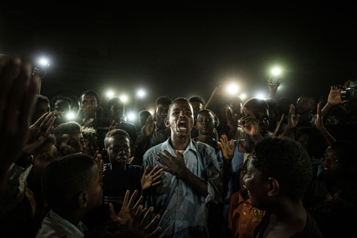 Sudaani presidendi Omar al-Bashiri vastasel meeleavaldusel Hartumi tänaval 19. juunil 2019 seisis üks noormees, kes luges mobiiltelefonide valguses ette revolutsioonist rääkivat luuletust.