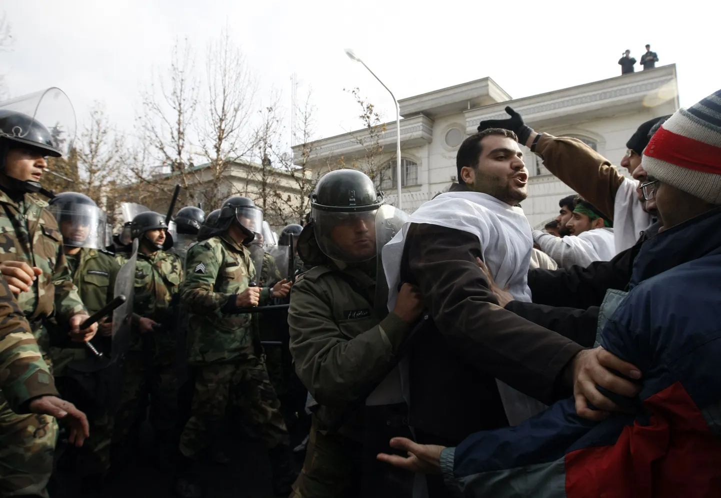 Iraani märulipolitsei ajamas laiali ebaseaduslikku meeleavaldust.