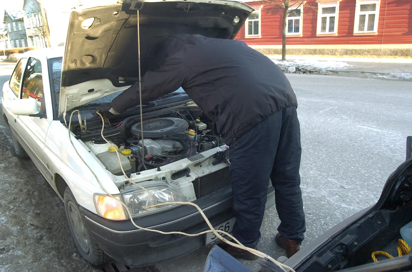 Külma tõttu käivitusabi vajav auto.