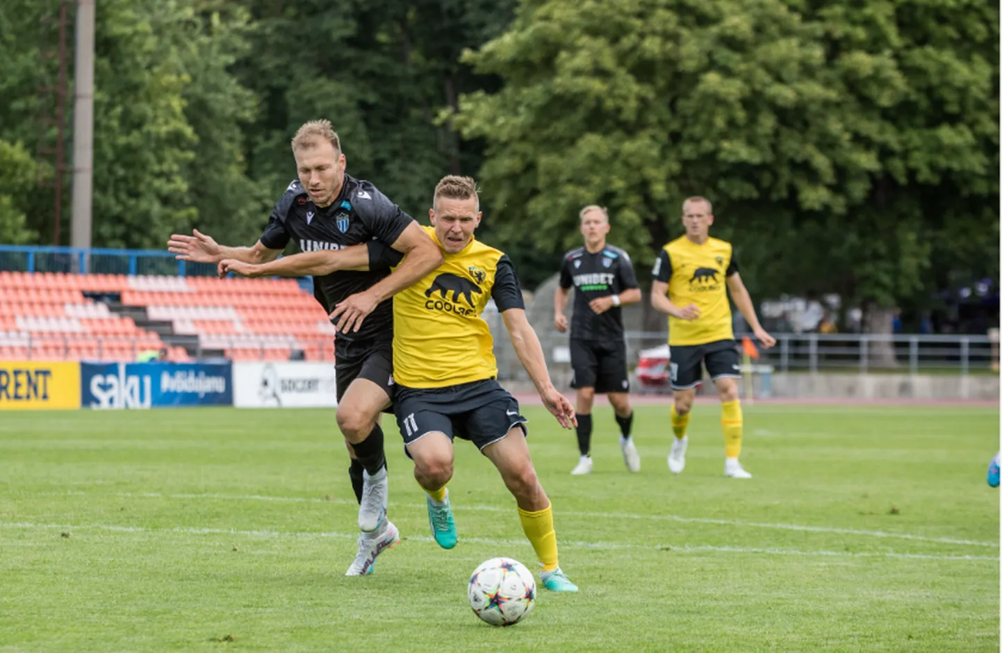 Pärnu Vapruse ründaja Kevin Kauber (kollases) taastub peatraumast kodusel ravil.