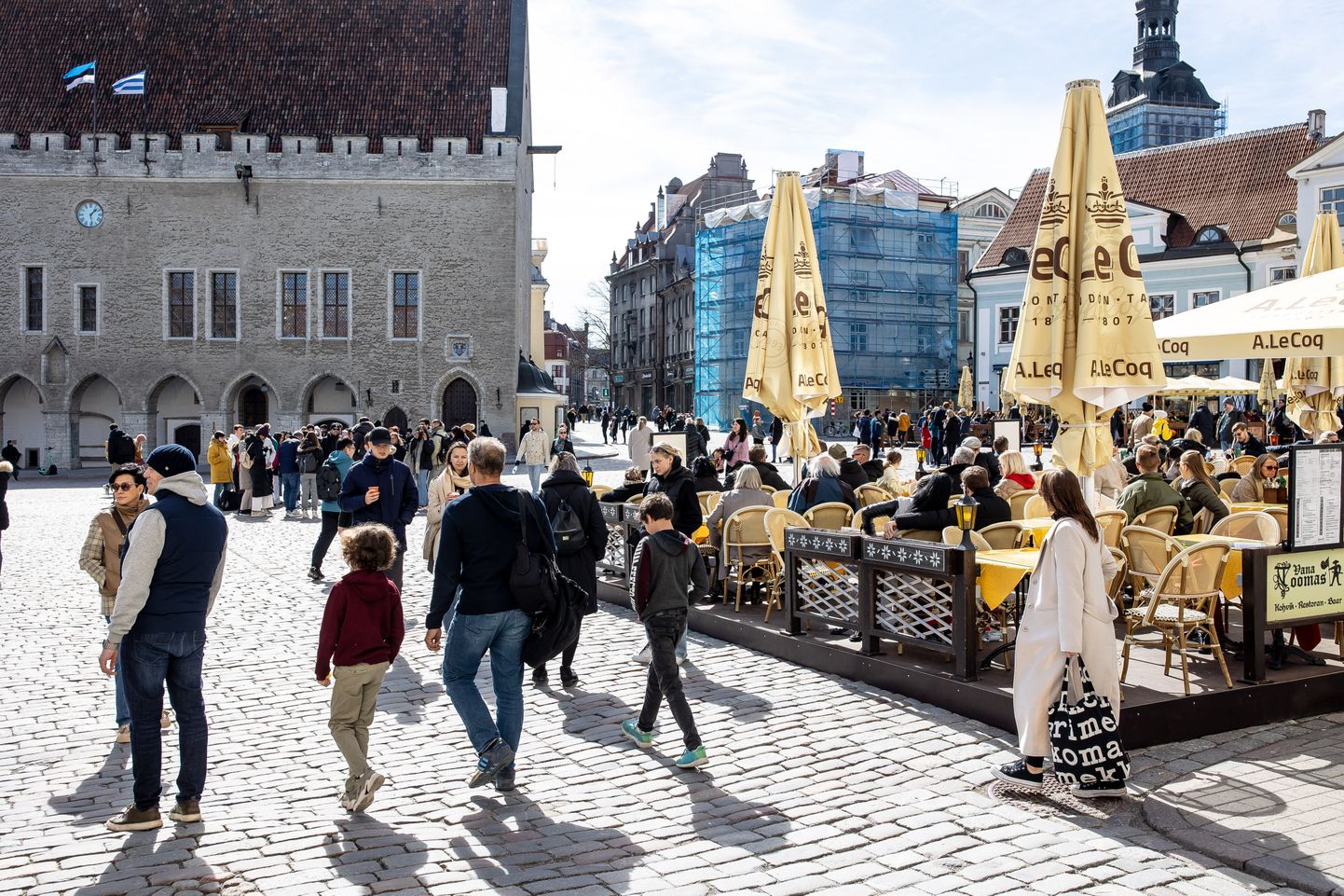 Turistid Tallinna vanalinnas