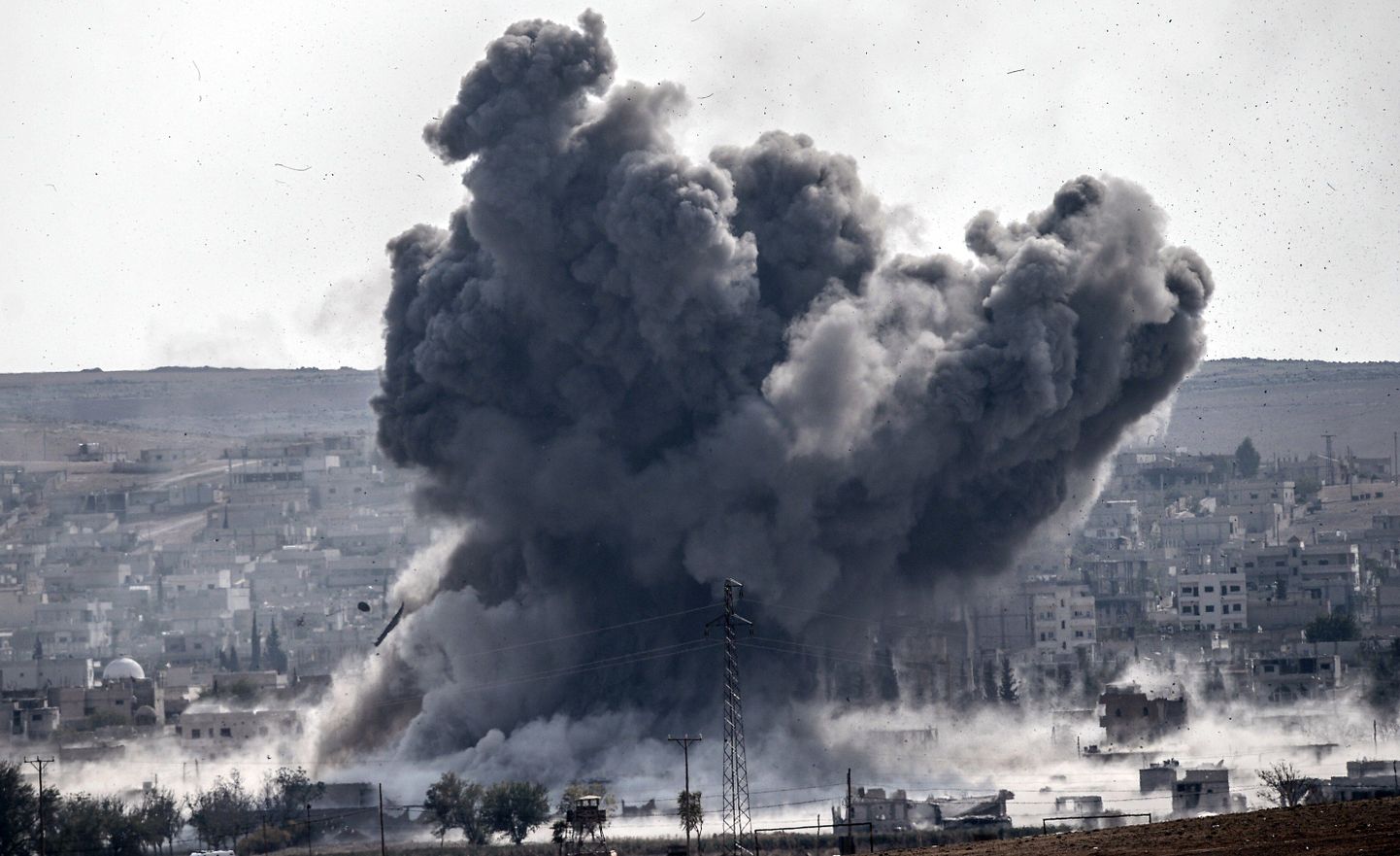 Türgi-Süüria piiri lähistel asuva Kobane linna kohal kerkivad pidevalt õhurünnakute tekitatud suitsusambad.