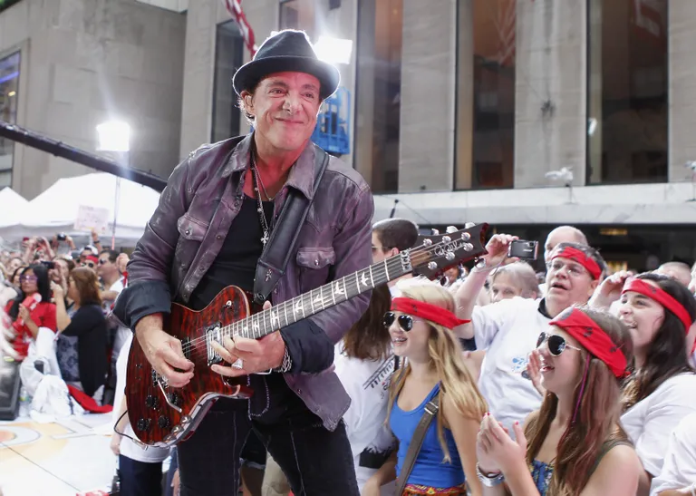 Journey kitarrist Neal Schon armastab uhkelt elada.