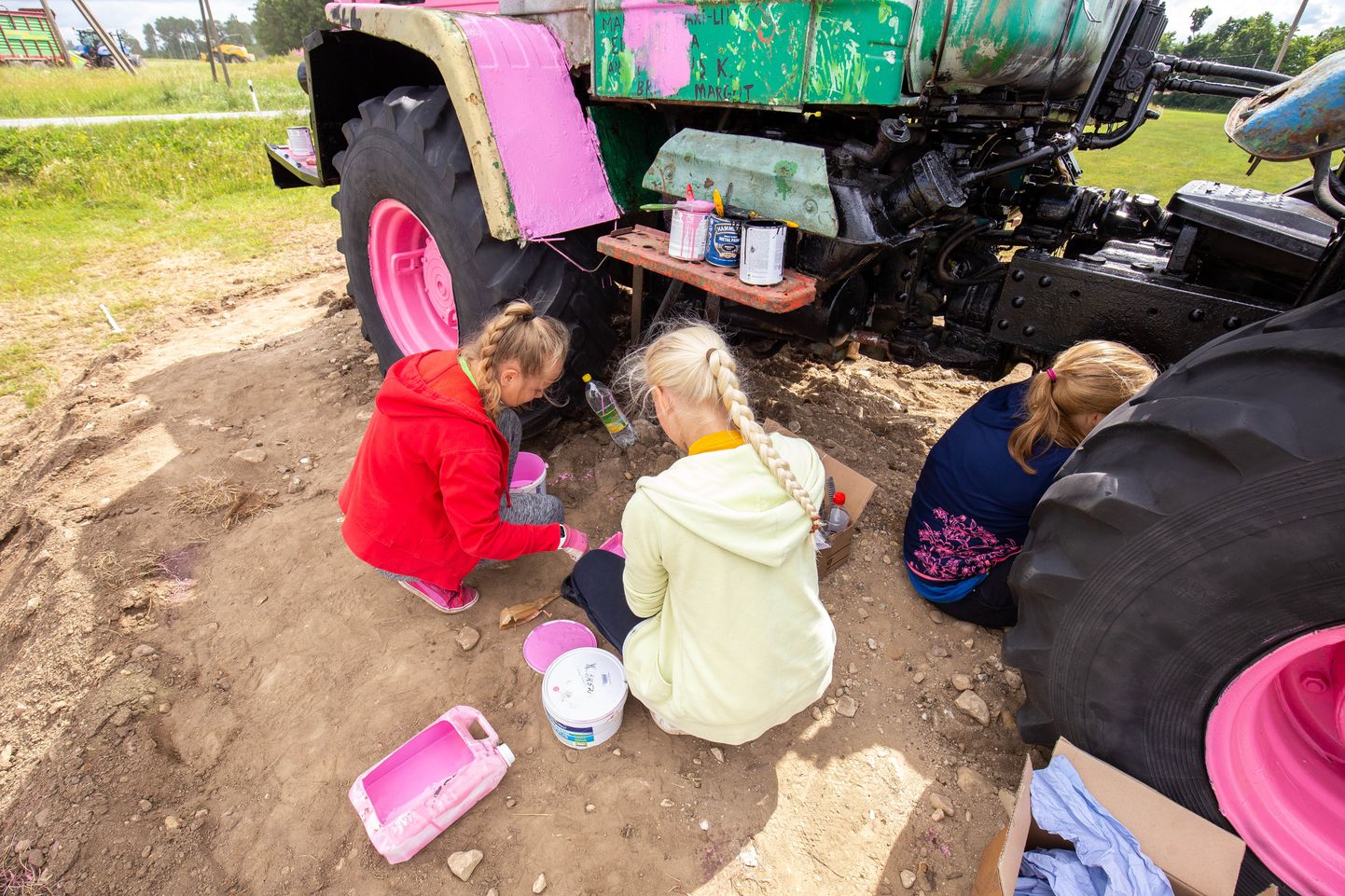 Malevlased värvivad Metstaguse Agro OÜ traktorit