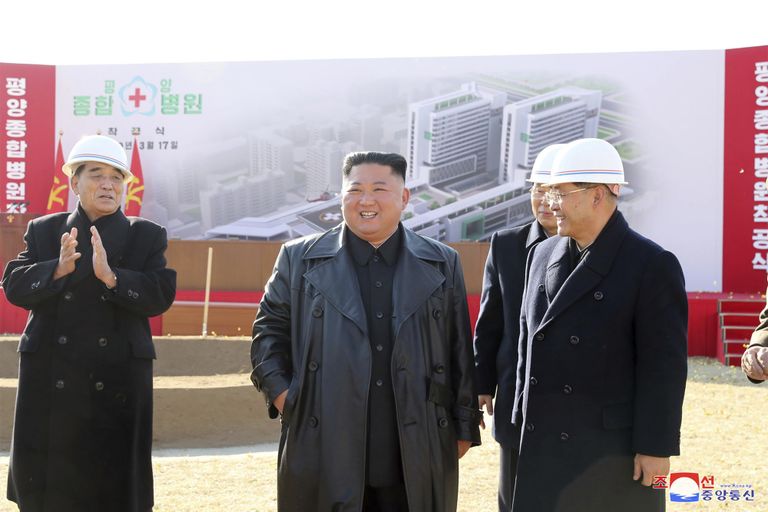 Põhja-Korea liider Kim Jong-un (keskel, ilma kaitsekiivrita) külastas koos kõrgete ametnikega Pyongyangis uue haigla ehituspaika