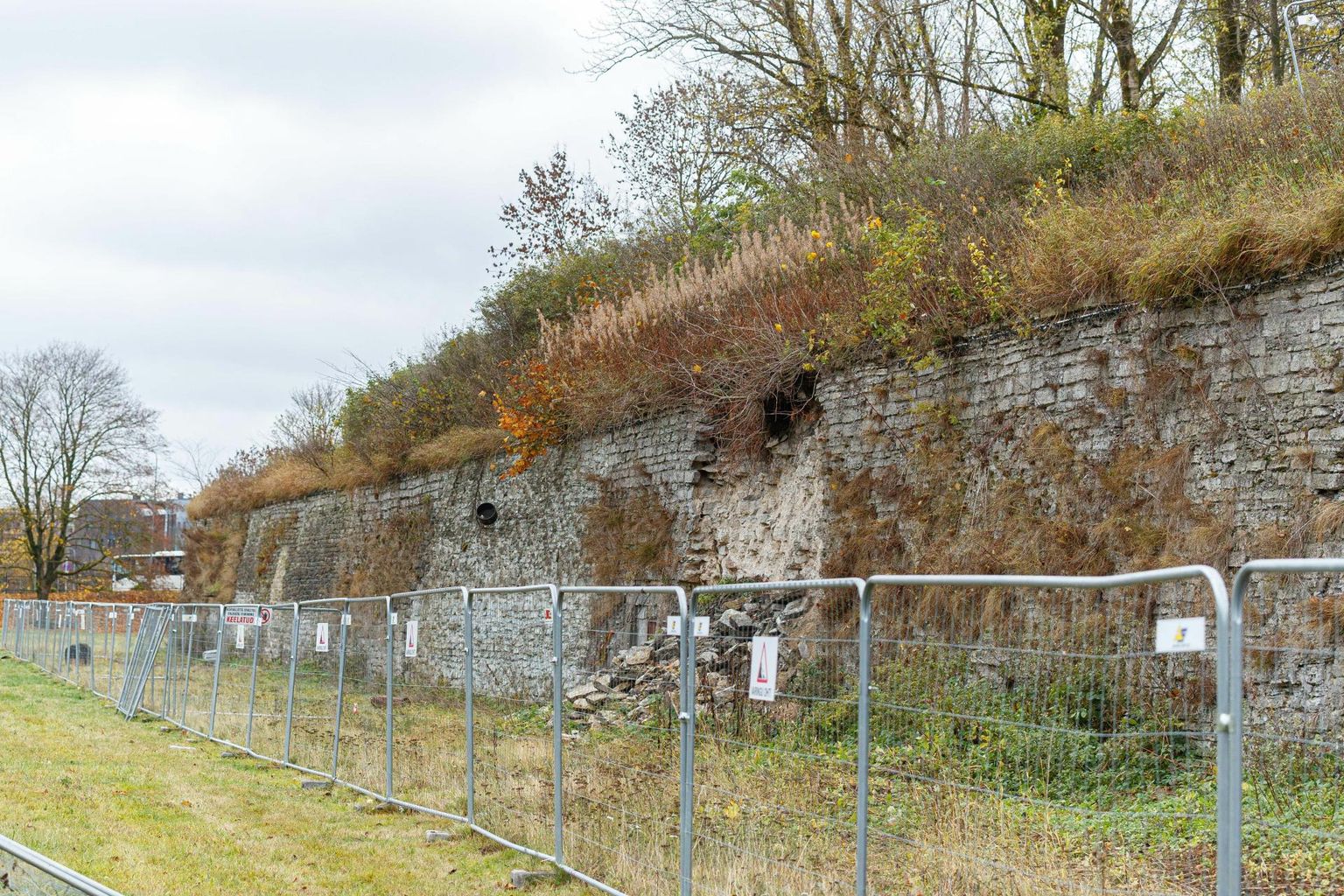 Kohati on Skoone bastioni müüri vanem osa alla varisenud ning ohu eest hoiatab ka tõketel olev silt.
