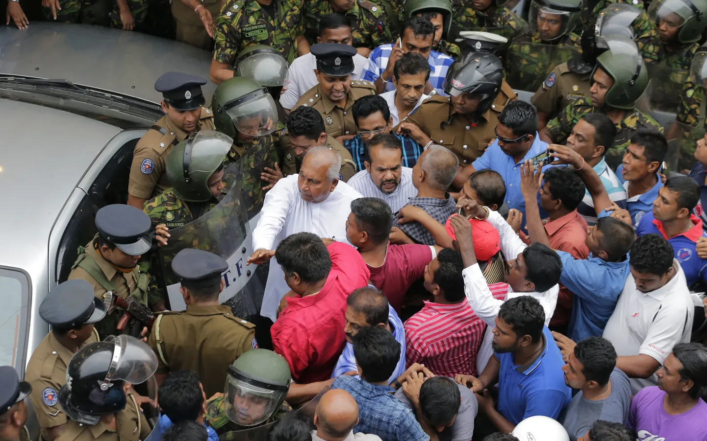 Sri Lankan julgeolekujõud hoidmas korda naftaministeeriumi juures pealinnas Colombos, kus toimunud tulistamises sai täna üks inimene surma.