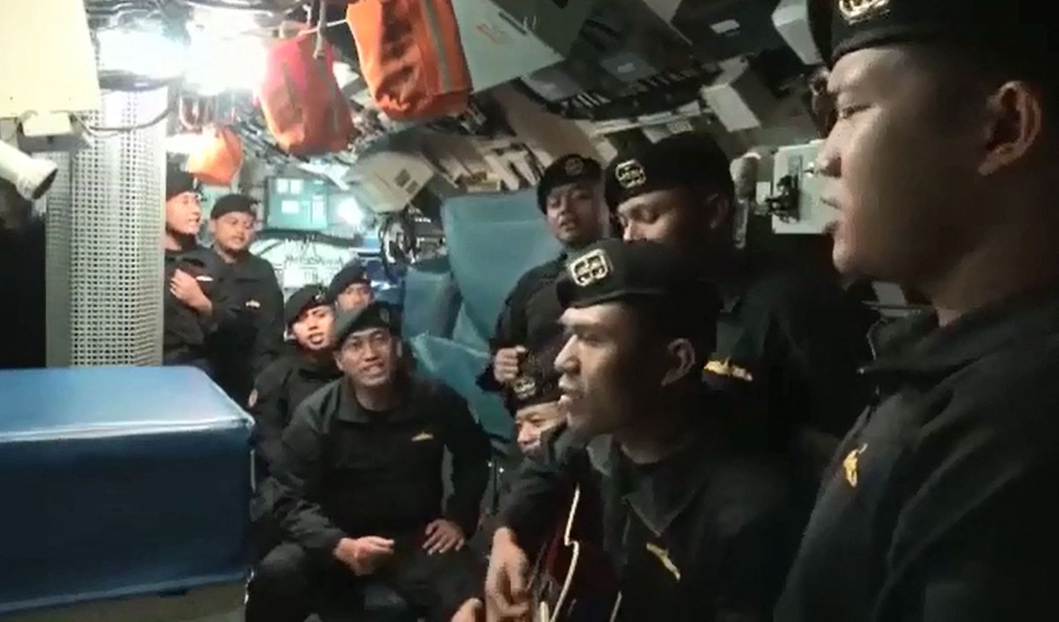 Kaader videost, millel on näha Indoneesia allveelaeva KRI Nanggala 402 meeskonnaliikmeid laulmas. Allveelaev kadus 21. aprillil Bali saare lähistel treeningul olles. Laev leiti päevi hiljem üles 800 meetri sügavuselt, kõik 53 meeskonnaliiget kaotasid elu