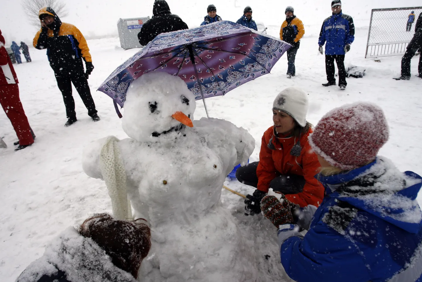 Lumega lusteldakse igal pool: pildil on Tallinna Sadama tööliste lumememm.
