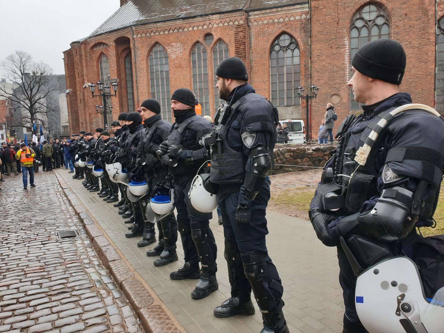 Policisti Vecrīgā, Skārņu ielā netālu no Svētā Jāņa baznīcas pirms 16.marta leģionāru atceres gājiena sākuma