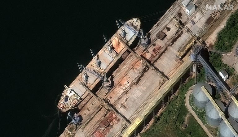 Maxar Technologiesi satelliidifoto, millel on näha Venemaa kaubalaeva Krimmi Sevastopoli sadamas 19. mail 2022. Kinnitamata andmetel laaditi laevale Ukrainast pärit vilja. Venemaa okupeeris Krimmi 2014