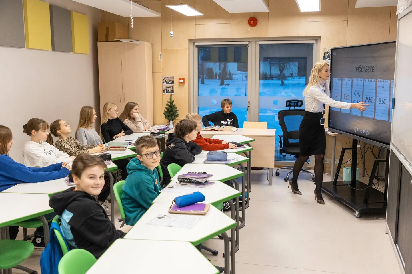 Õpetaja Yuliya Kasemaa õpetab vene keelt Paide Hillar Hanssoo põhikooli õpilastele. Kuigi selle kooli lapsed saavad praegugi valida, kas õppida teise võõrkeelena vene või saksa keelt, on vene keele õppijaid oluliselt rohkem.
