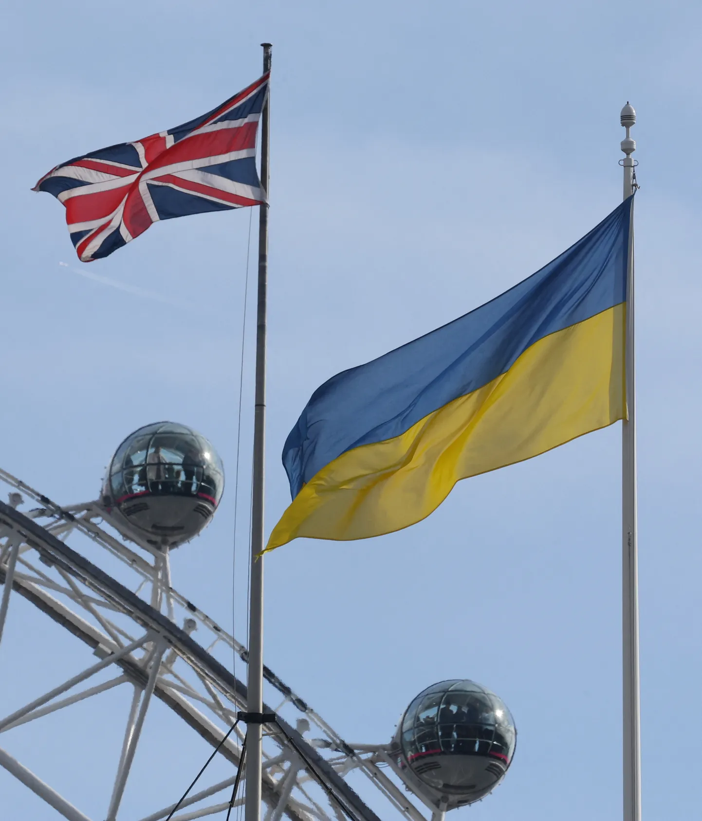 Suurbritannia ja Ukraina lipud.