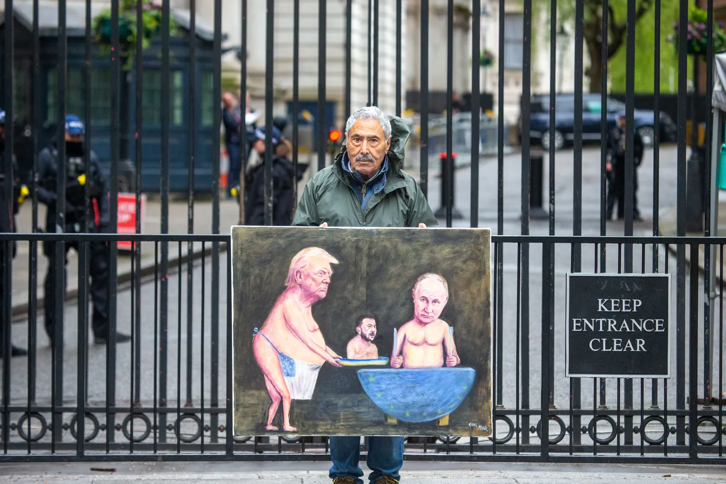Briti kunstnik Kaya Mar Londonis 23. aprillil 2025 protestimas oma tööga USA administratsiooni liiga Vene-meelsena tundunud poliitika vastu. Samal ajal kohtusid Londonis USA, Ukraina ja Euroopa delegatsioonid.