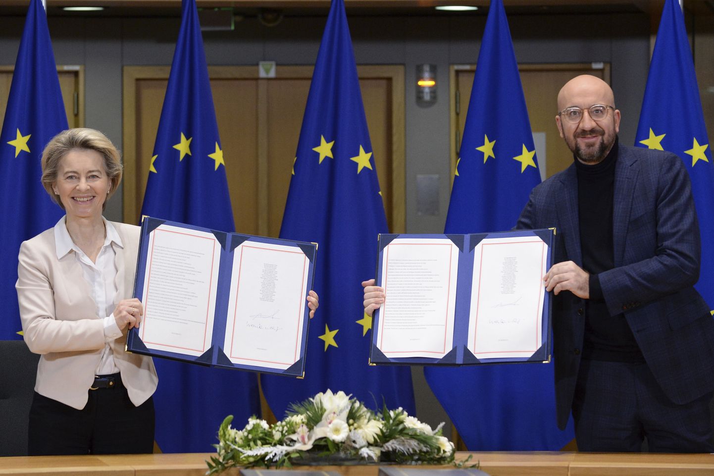 Euroopa Komisjoni president Ursula von der Leyen ja Euroopa Ülemkogu alaline eesistuja Charles Michel näitavad allkirjastatud Brexiti-järgset kaubanduslepet Suurbritanniaga.