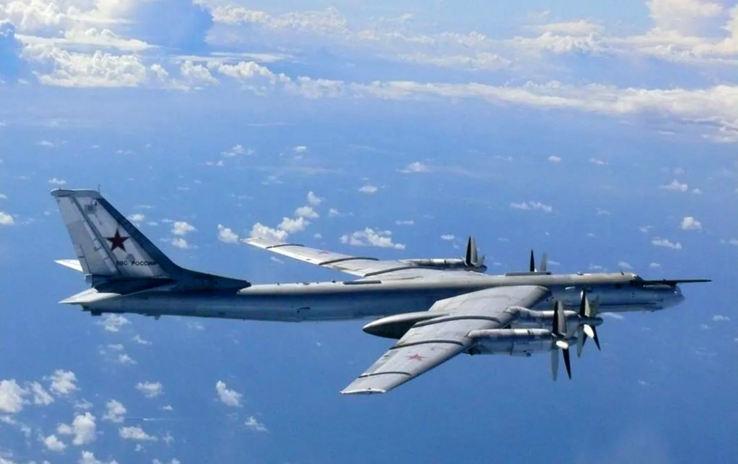 Jaapani kaitseministeeriumi foto riigi õhuruumi lähedal lennanud Vene pommitajast Tu-95.