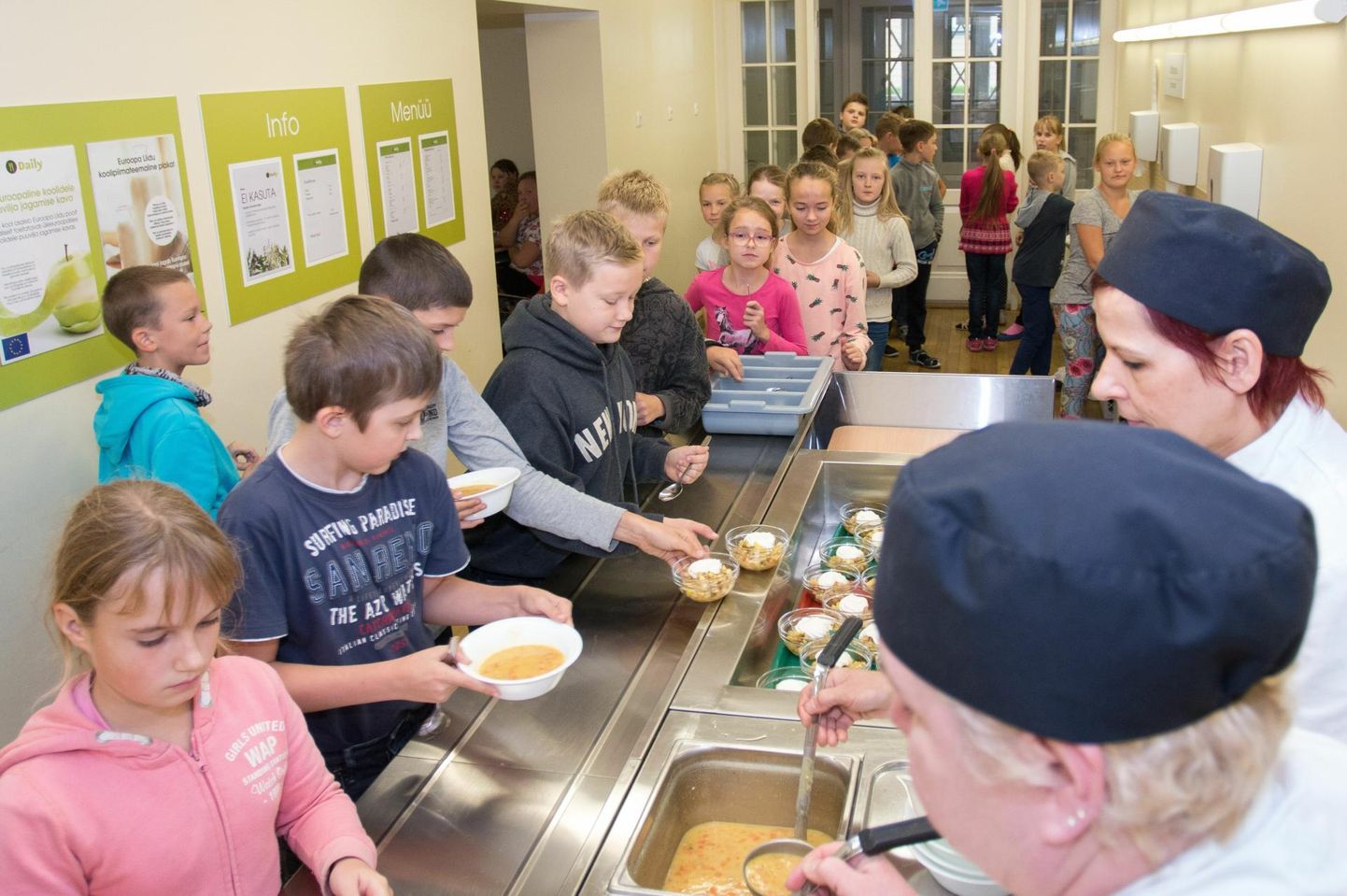 Viljandi Kesklinna kooli söökla kokad ja õpilased soovivad toiduraiskamist vähendada. 