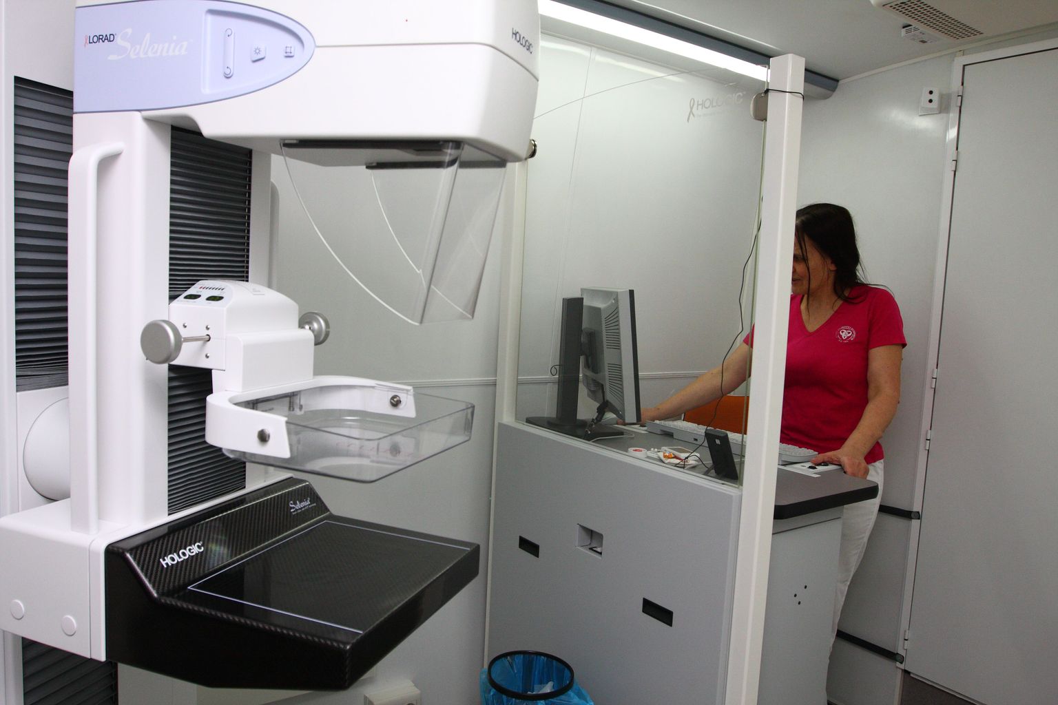 Uuring, mida naisele mammograafiabussis tehakse, on valutu ega tekita ebameeldivust. Rind asetatakse plaatide vahele ja tehakse kaks ülesvõtet: põikipidi ja ülevalt alla. Protseduur võtab aega mõne minuti.