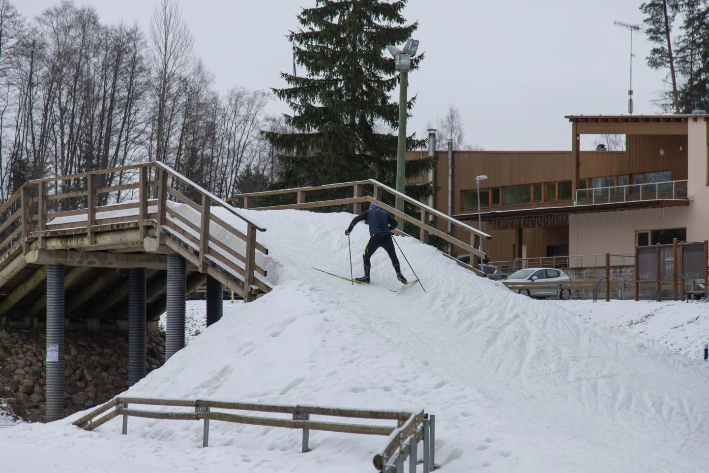 Ühegi spordisaali sulgemine ei takista füüsiliselt aktiivne olemast: värskes õhus jalutamast, jooksmast, suusatamast, uisutamast, võimlemast või rattaga sõitmast.