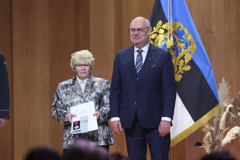 Üle poole sajandi Pärsti külas raamatukoguhoidjana töötanud Olga Sööt võttis presidendilt vastu Valgetähe V klassi teenetemärgi.