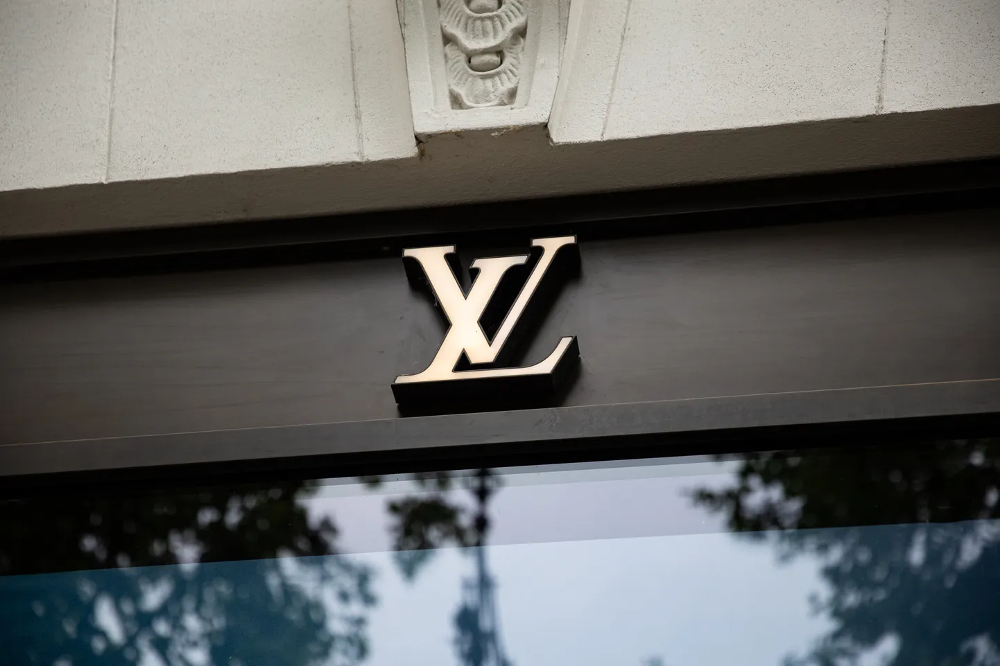 Louis Vuittoni logo.