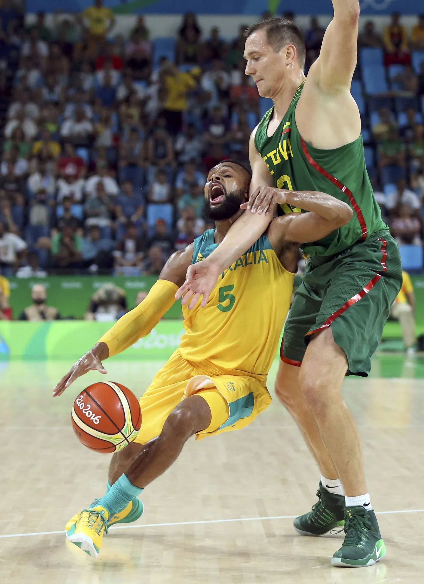 Patty Mills (vasakult) oja Paulius Jankunas