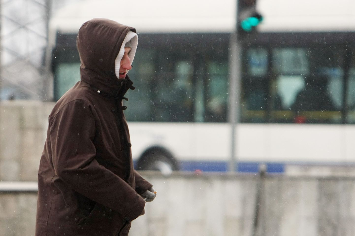 Cilvēki pilsētā aukstā dienā; ilustratīvs foto.