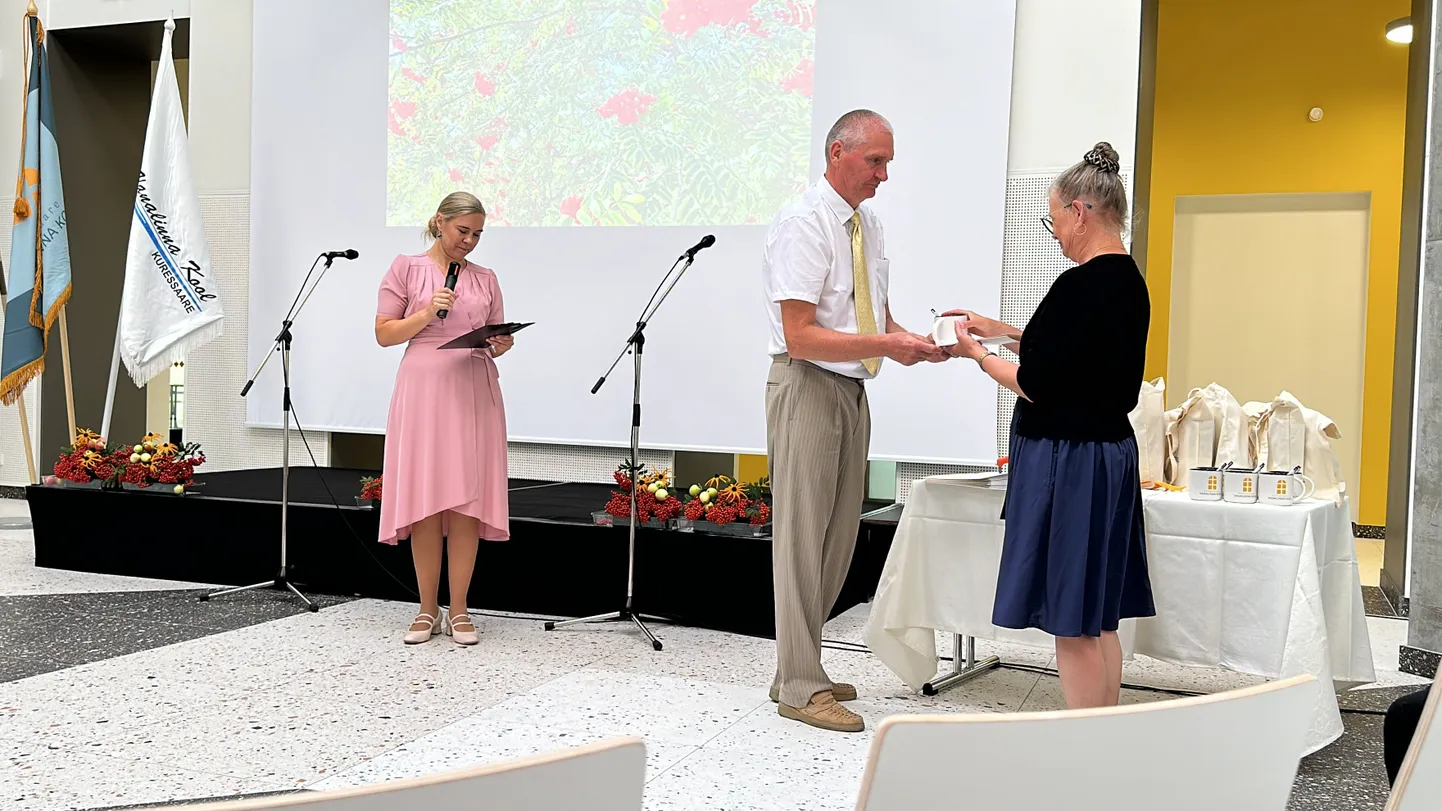 HÄSTI TEHTUD! Eelmise aasta augusti lõpul tähistati lindilõikamise, kontserdi ja tänukõnedega Vanalinna kooli renoveerimisjärgset taassündi. Fotol ulatab koolijuht Tõnu Erin tänukruusi Õilme Salumäele. Vasakul õppejuht Anni Haandi.