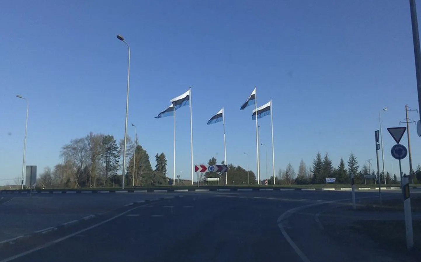 Tõrma ringteel olid tagurpidi kõik viis riigilippu.