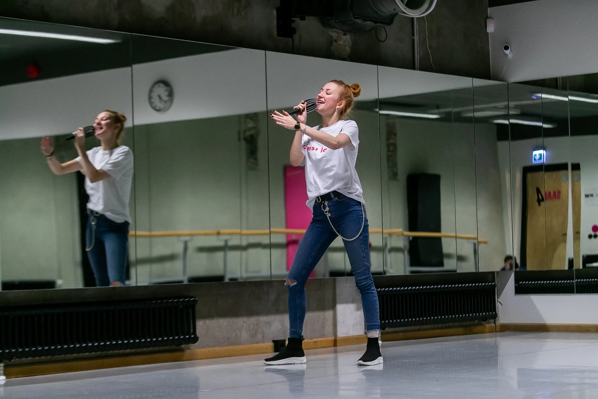Tallinna klubi Tantsugeen stuudios trennis. Juba Inga laulu videos oli näha, et tegu on tantsulise looga. Õnneks ei ole tegu tavalise tantsutümpsuga, mida klubides talumatuseni mängitakse. Inga tantsusammudel on sisu ja hing, mis räägib metsikus teadmatuses olevast inimesest, kes tahab ja püüab võita teise inimese tähelepanu ja kiindumus.