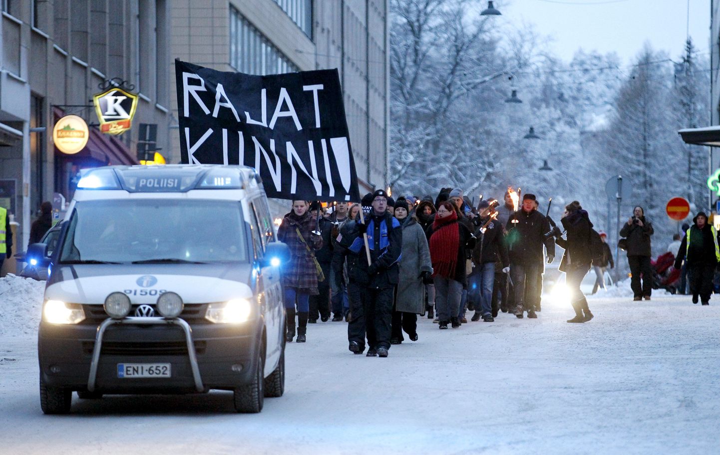 Immigratsiooni - vastased meeleavaldajad Soomes.