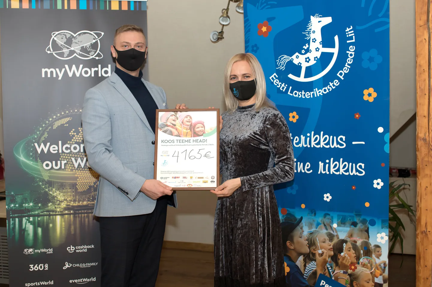 myWorld Estonia tegevjuht Villu Loonde andmas üle heategevuslikku annetust Eesti Lasterikaste Perede Liidu presidendile Aage Õunapile.