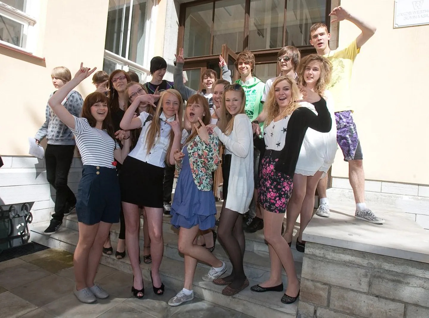 Tallinna Westholmi gümnaasiumi 8b klassi lõpetanud tüdrukud-poisid kinnitasid, et pärast suvepuhkust peab õppimist tõsisemalt võtma hakata, sest ees ootab põhikooli viimane klass.