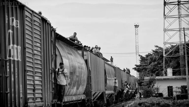 Lõuna- ja Kesk-Ameeria migrandid reisivad kaubarongil Koletis läbi kogu Mehhiko USA piiri äärde, et seal üritada pääseda Ameerika Ühendriikidesse.