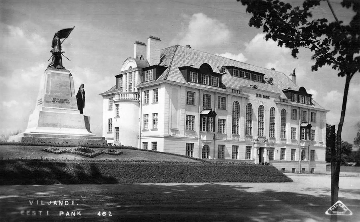 Seal, kus 1920.–1930. aastatel seisis Vabadussõjas langenud Sakalamaa meestele pühendatud monument, on nüüd ametite maja. Ka kõrvalolev Eesti Panga hoone näeb välja teistsugune. Selle seinte vahel tegutseb praegu maavalitsus.