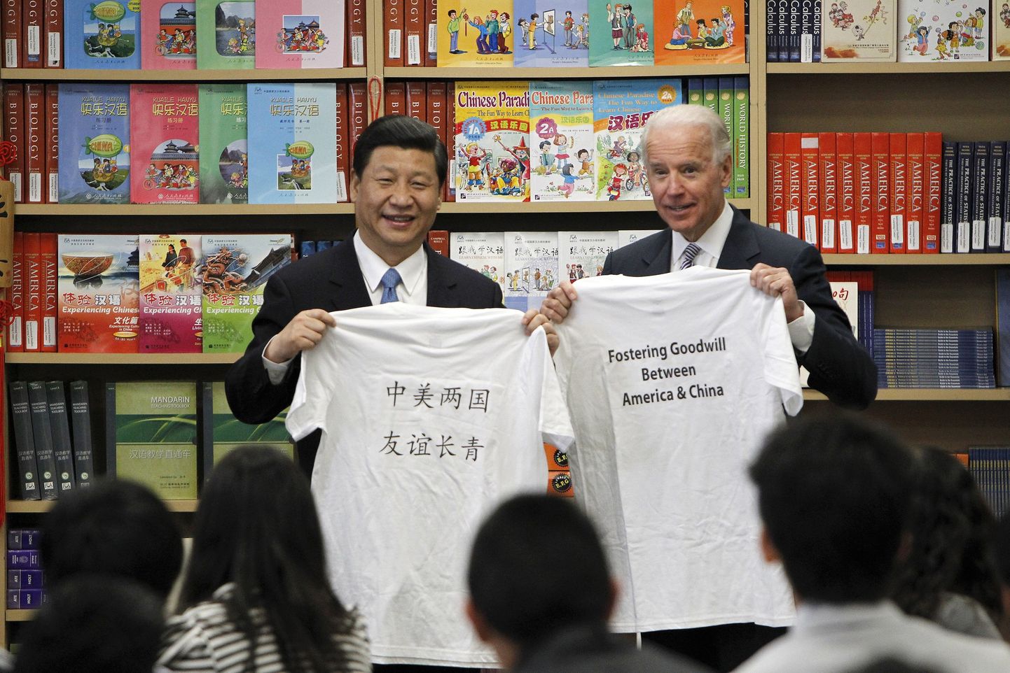 Toona USA asepresident olnud Joe Biden ja Hiina president Xi Jinping 2012. aastal Californias kingituseks saadud särkidega, millel olev kiri kõneleb riikidevaheliste heade suhete ehitamisest.