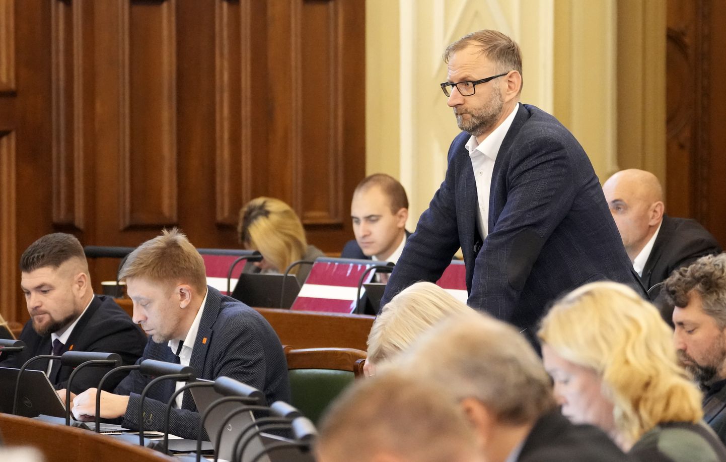 Saeimas deputāts Atis Švinka Saeimas sēdē, kur otrajā lasījumā skata 2024. gada valsts budžetu un budžeta ietvaru 2024., 2025. un 2026. gadam.