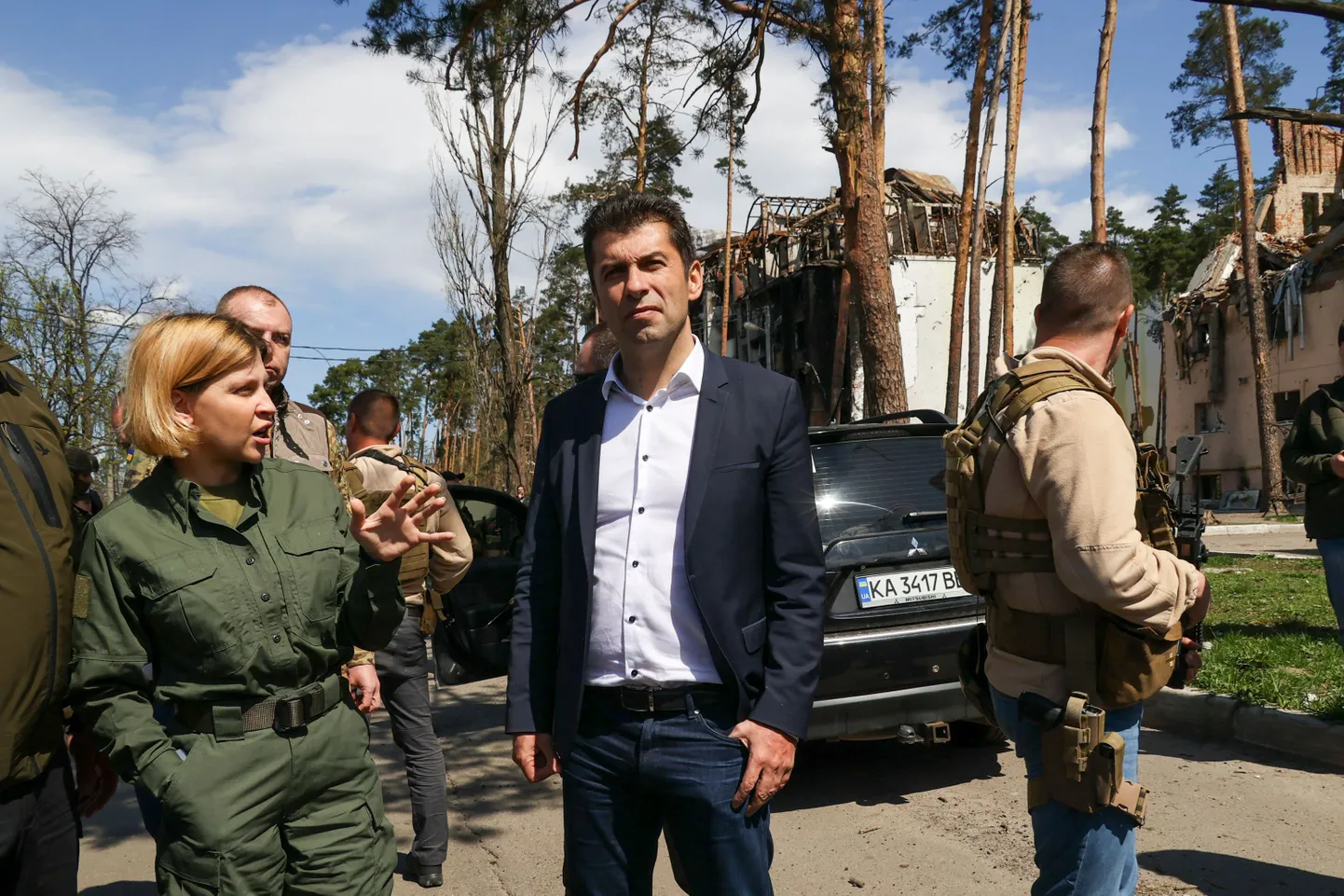 Bulgaaria peaminister Kiril Petkov täna Kiievi lähedal Irpinis.