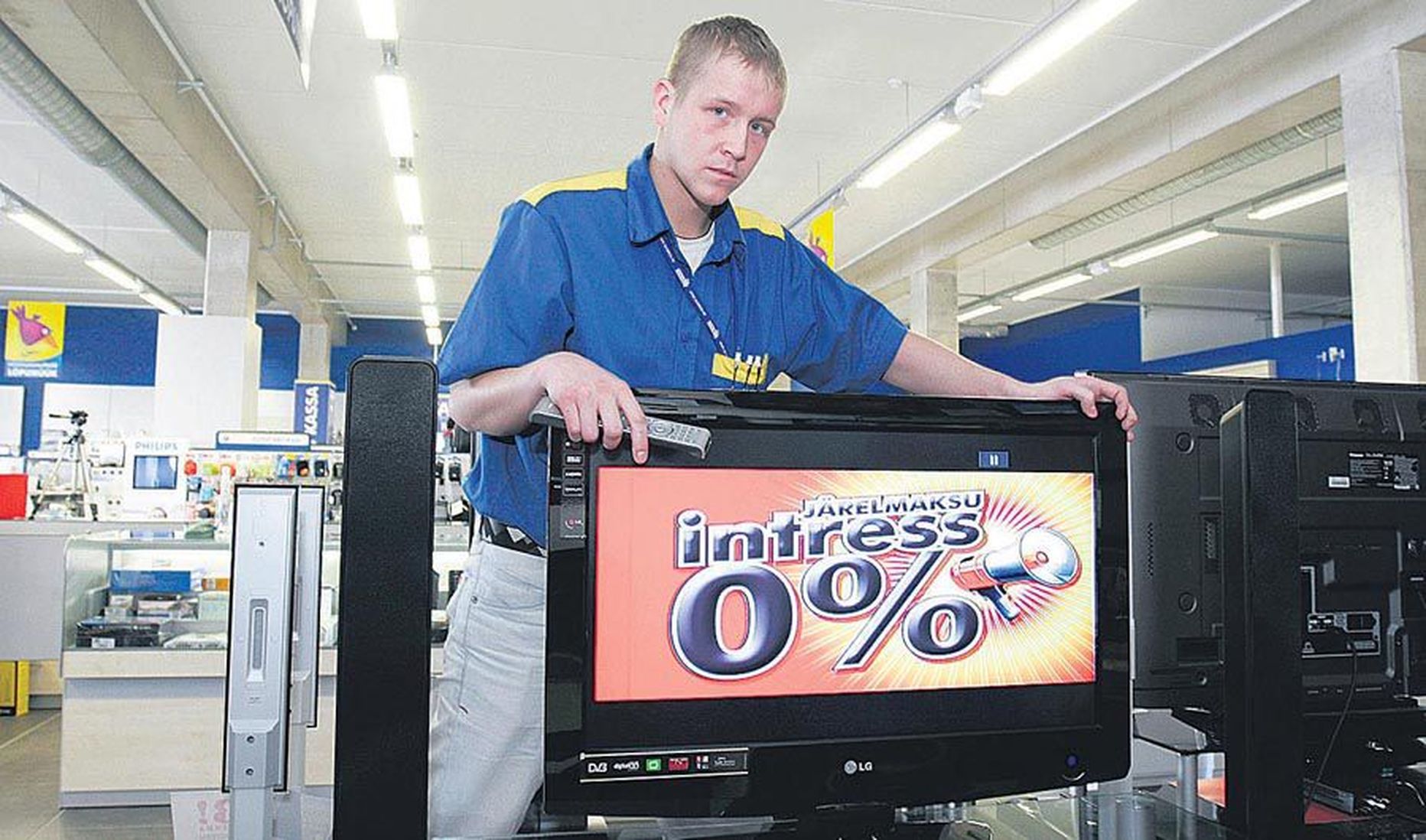 Euronicsi Viljandi kaupluse müügikonsultant Urmet Arusoo näitab 32-tollise ekraaniga LG televiisorit, mis selle nädala keskel oli Viljandis omasuguste seas kõige soodsama hinnaga.