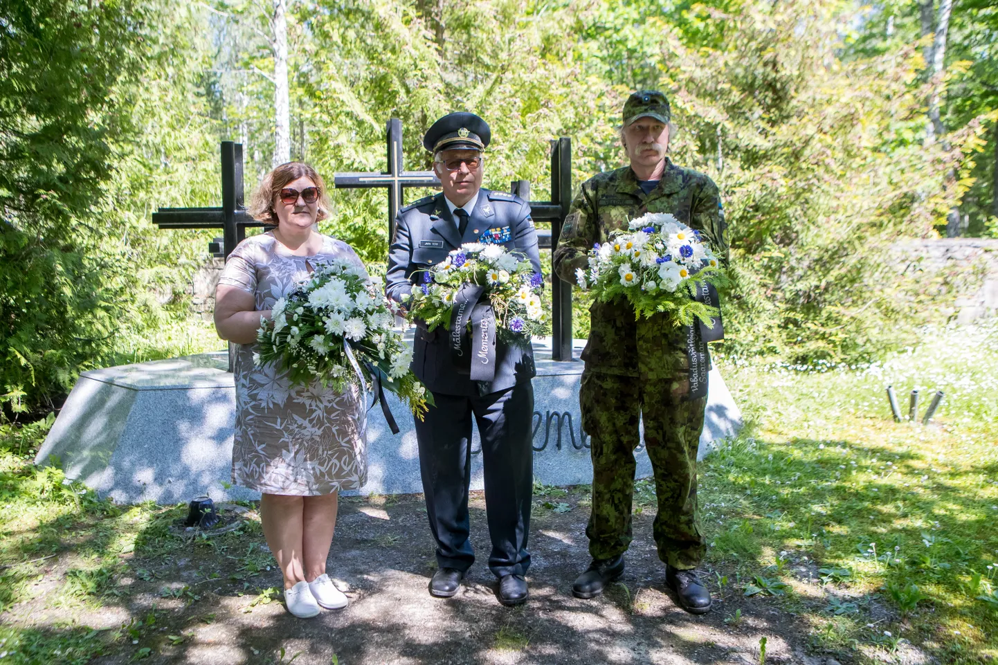 Kudjape kalmistul mälestusmärgi jalamile asetasid pärjad  (fotol vasakult) abivallavanem Helle Kahm, Memento juht Jaen Teär ja Kaitseliidu esindaja Tõnu Veldre.