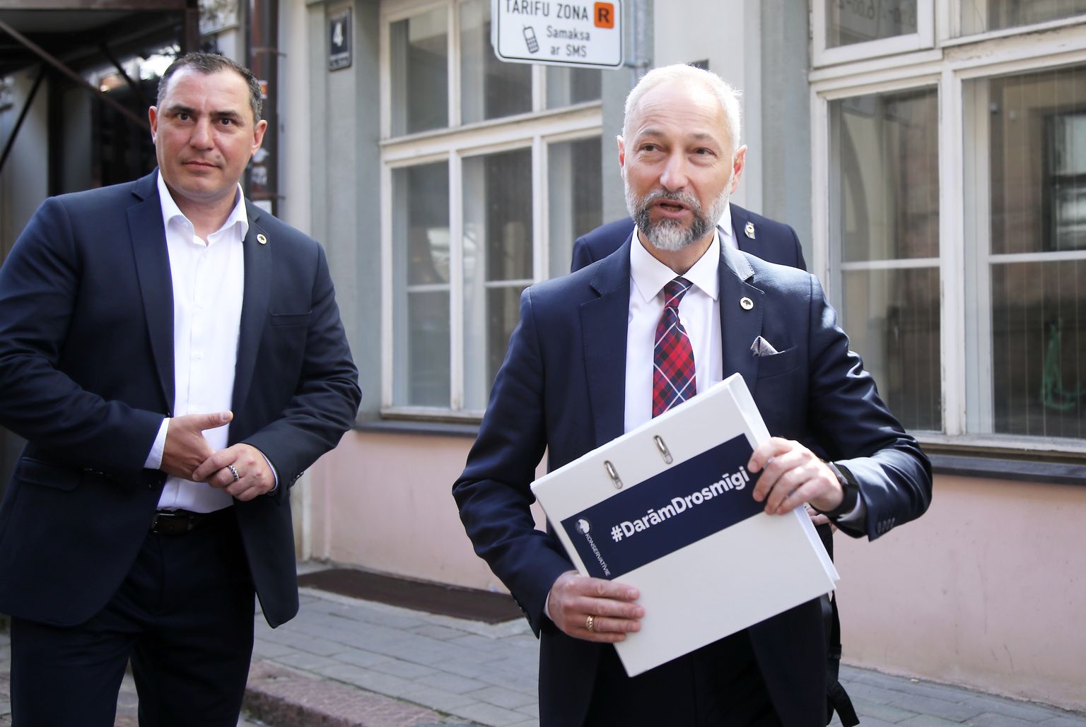 Partijas "Konservatīvie" pārstāvis Saeimas deputāts Sandis Riekstiņš un tieslietu ministrs Jānis Bordāns