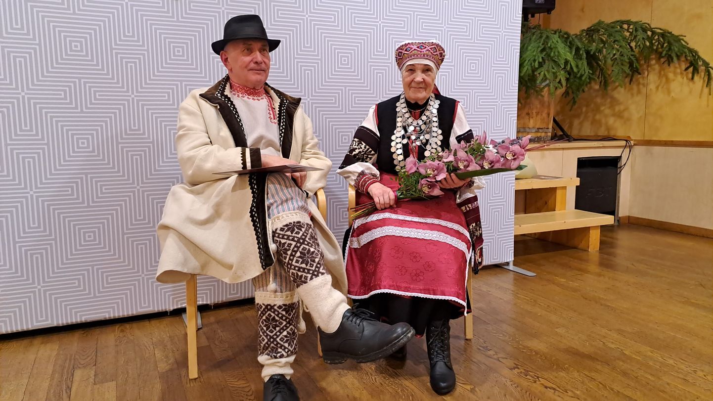Anne Vabarna preemia laureaadid Aare Hõrn ja Maria Noormets.
