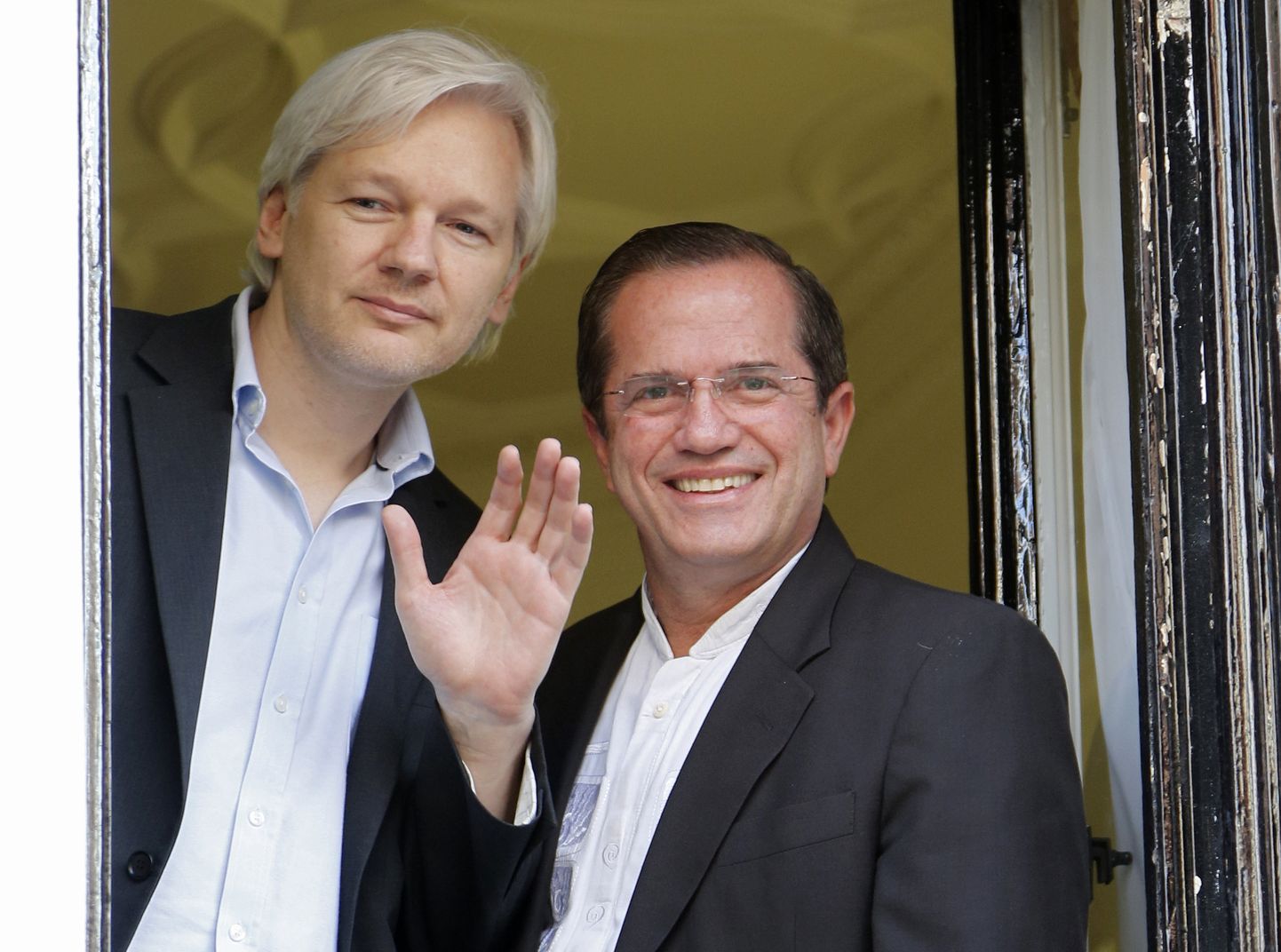 Julian Assange ja Ricardo Patino Ecuadori saatkonna rõdul Londonis 2013. aastal.