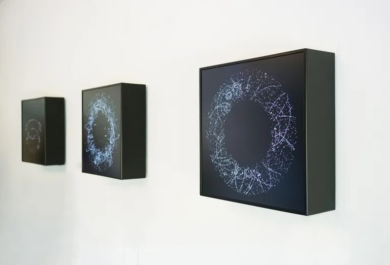 Kunstnikeduo Semiconductori animatsioonid «HALO 0,1/0,2/0,3» põhinevad CERNis paikneva ATLAS-detektoriga saadud toorandmetel.