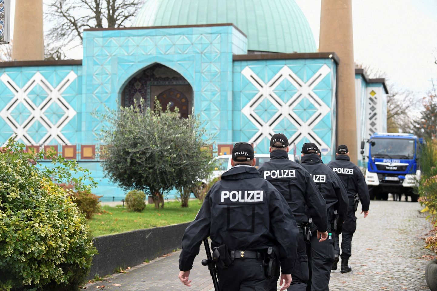 Saksa politseinikud täna Hamburgi islamikeskuse juures.
