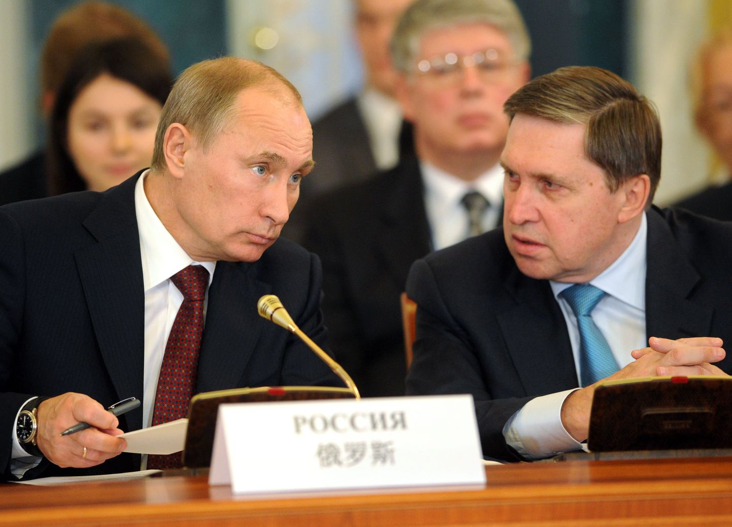 Venemaa president Vladimir Putin ja tema nõunik Juri Ušakov.