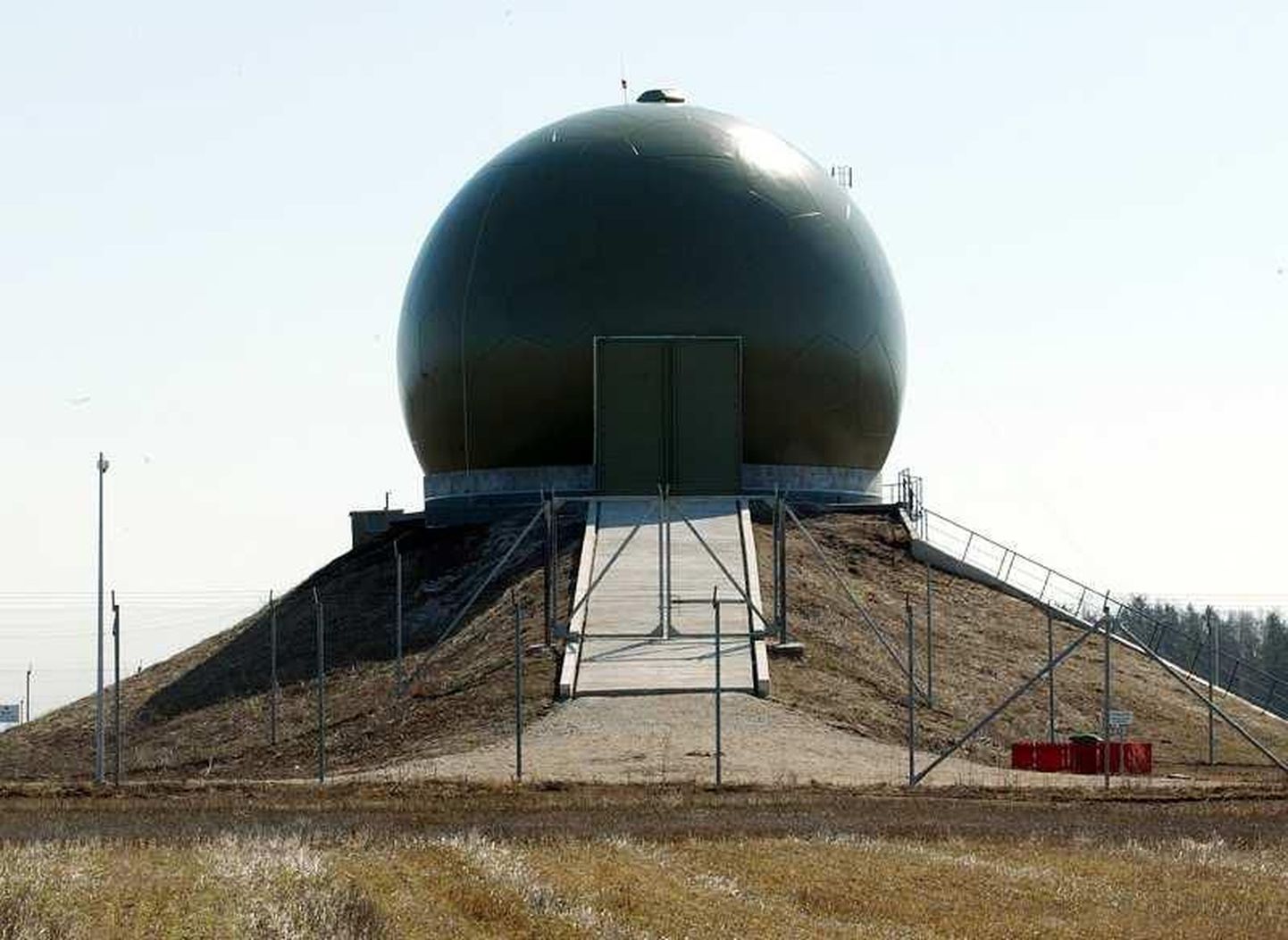Kaks radarit, mis hakkavad paiknema vastavalt Muhu saarel ja Lõuna-Eestis, täiendavad Eesti seni ainsat kolmedimensioonilist kaugmaaradarit Lääne-Virumaal Kellaveres.