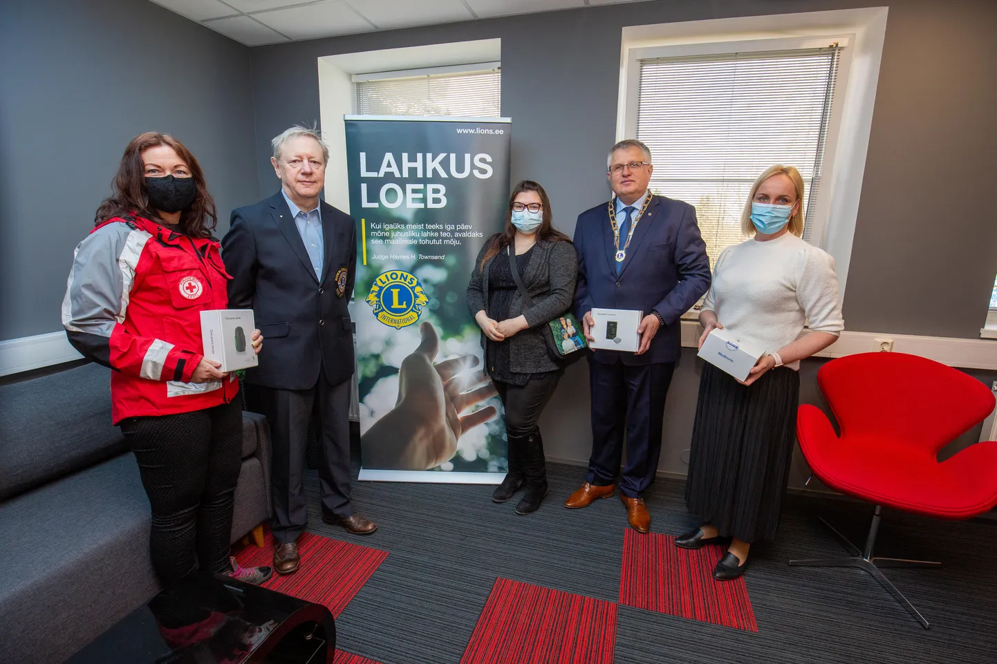 Eesti punase risti Lääne koordinaator Piret Seire (vasakult), lõviklubi liige Aarne Krass, Merlis Orgve, LC Paide Bastion president Aivar Tubli ja Medical Group Eesti spetsialist Marge Kallaste.