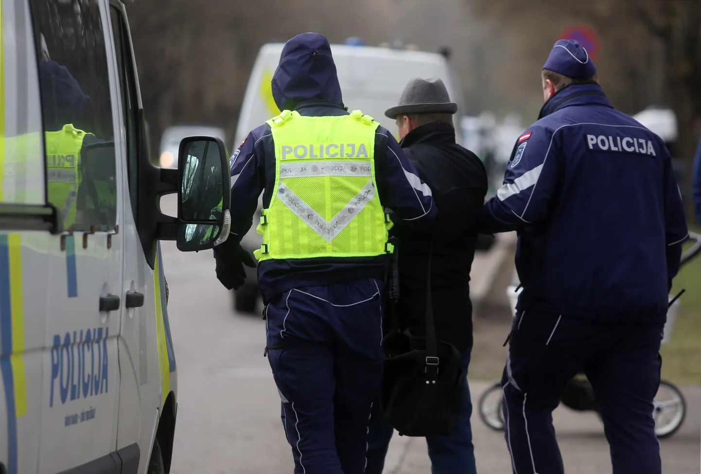 Valsts policija aiztur vīrieti. Attēls ilustratīvs.